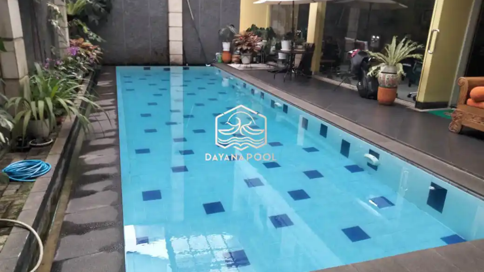 kolam renang denagn finishing keramik roman