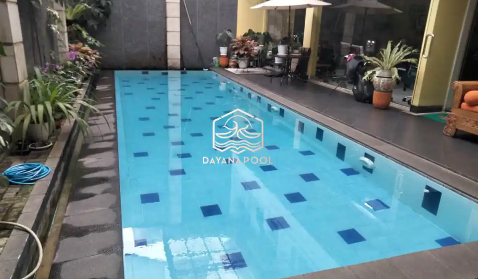 kolam renang denagn finishing keramik roman