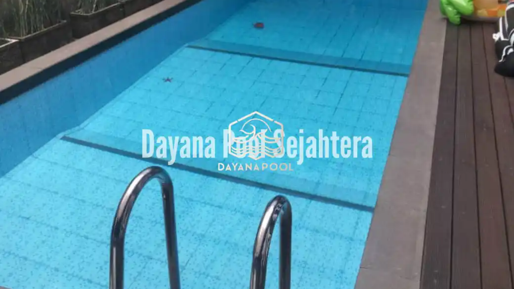 kolam renang denagn finishing keramik roman