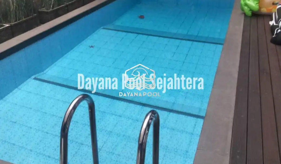 kolam renang denagn finishing keramik roman