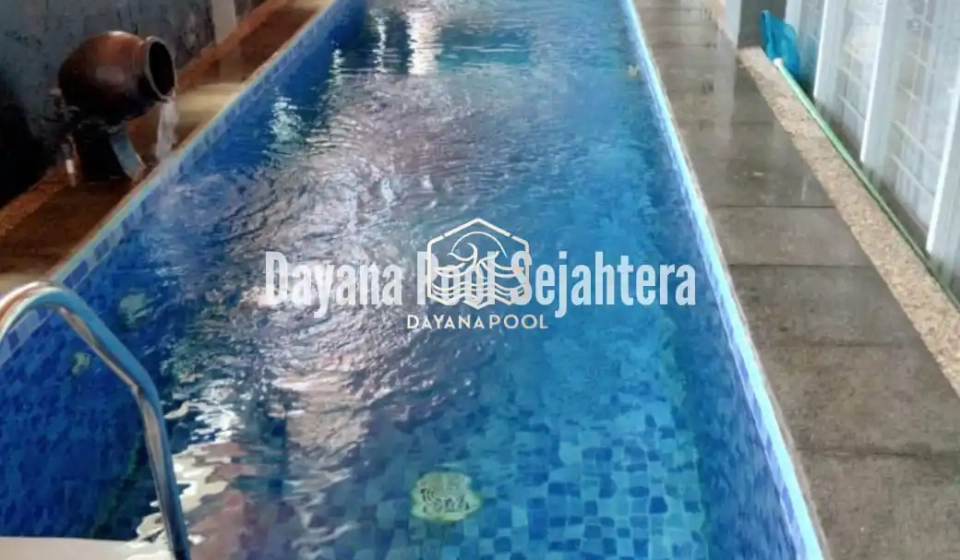 kolam renang denagn finishing keramik roman