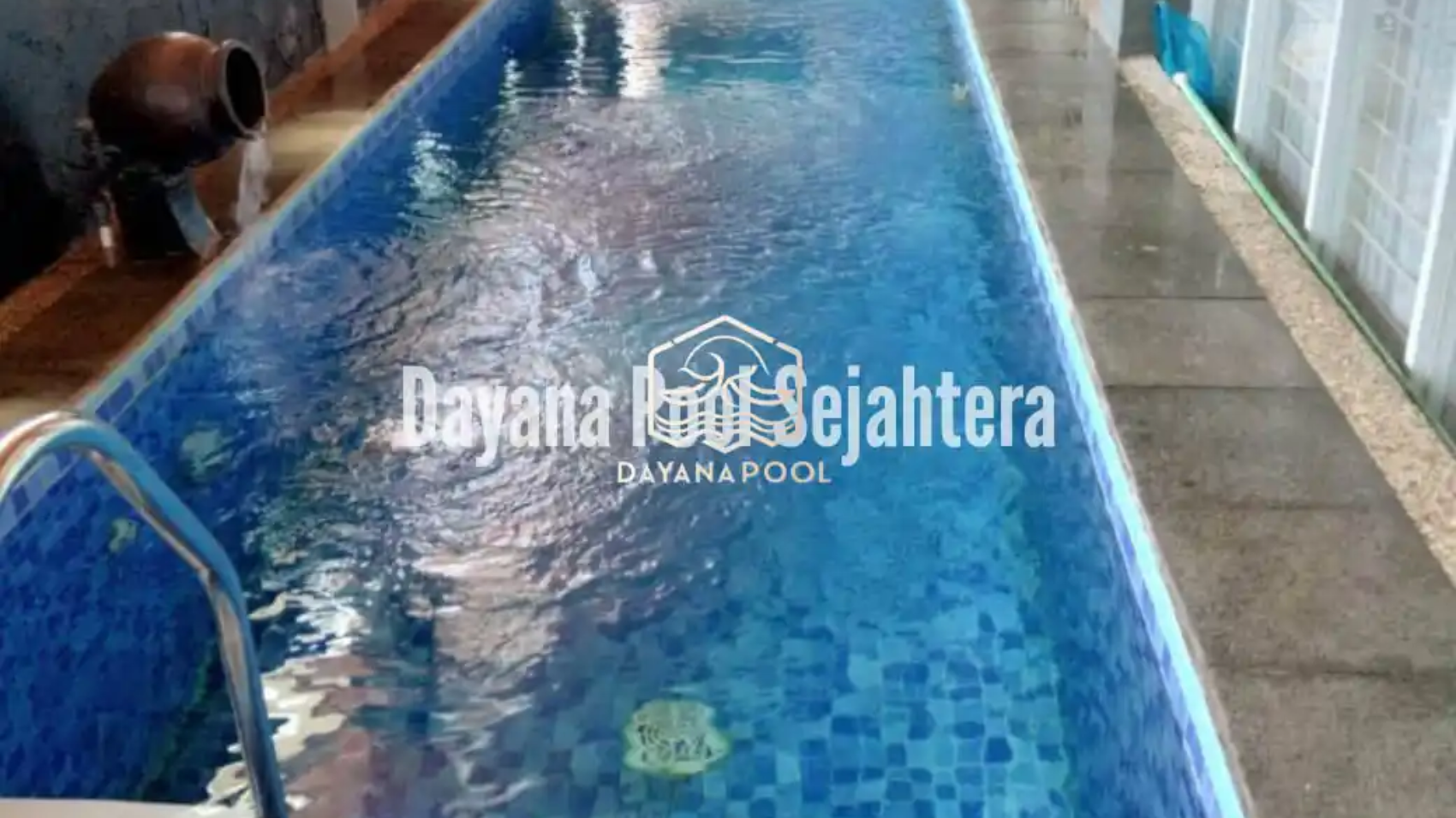 kolam renang denagn finishing keramik roman