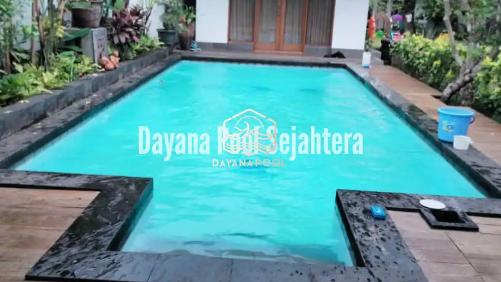 kolam renang denagn finishing keramik roman