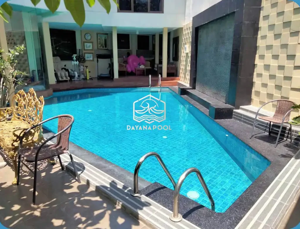 kolam renang denagn finishing keramik roman