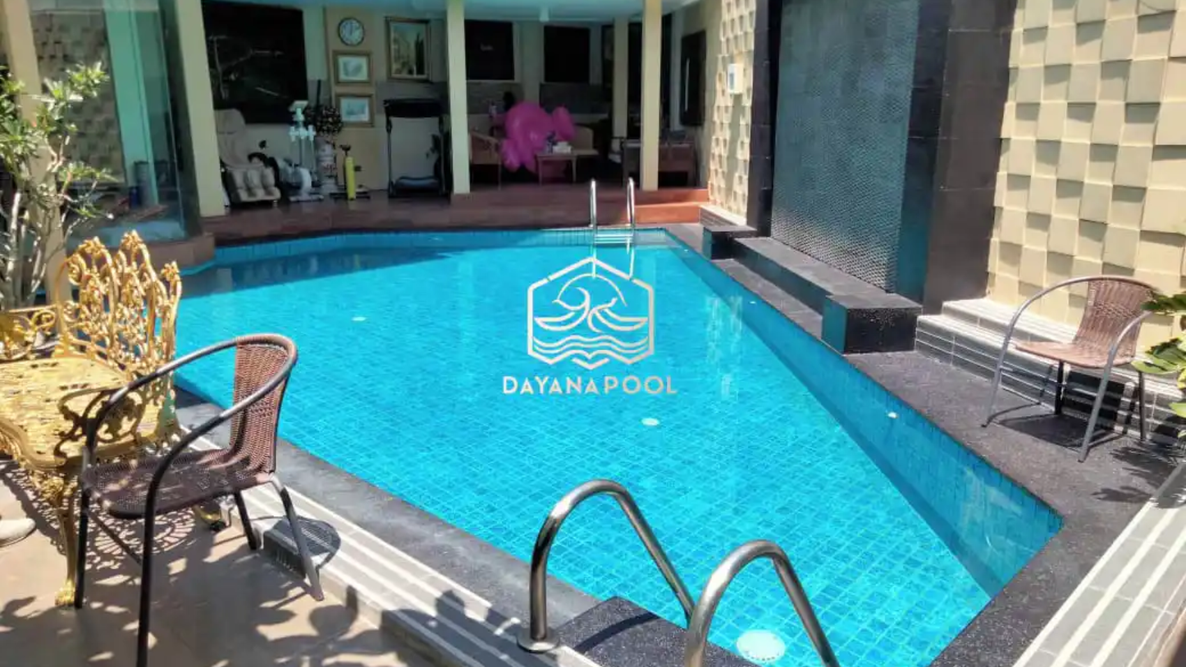 kolam renang denagn finishing keramik roman