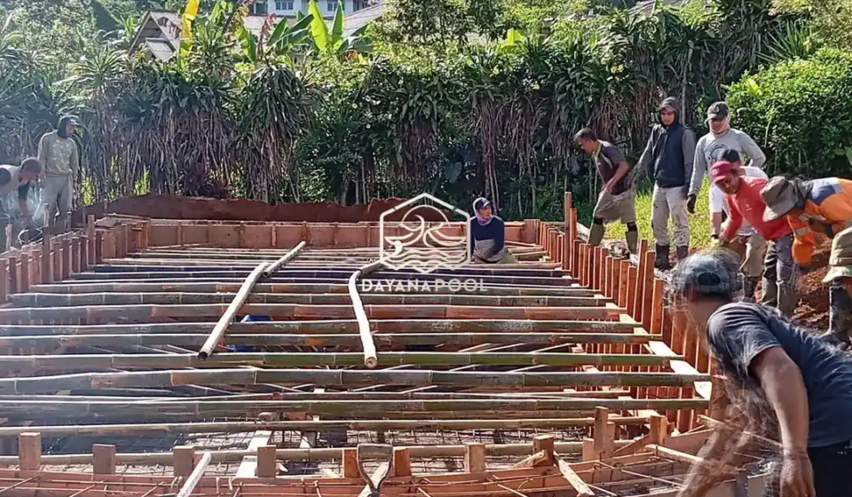 proses pengecoran kolam renang