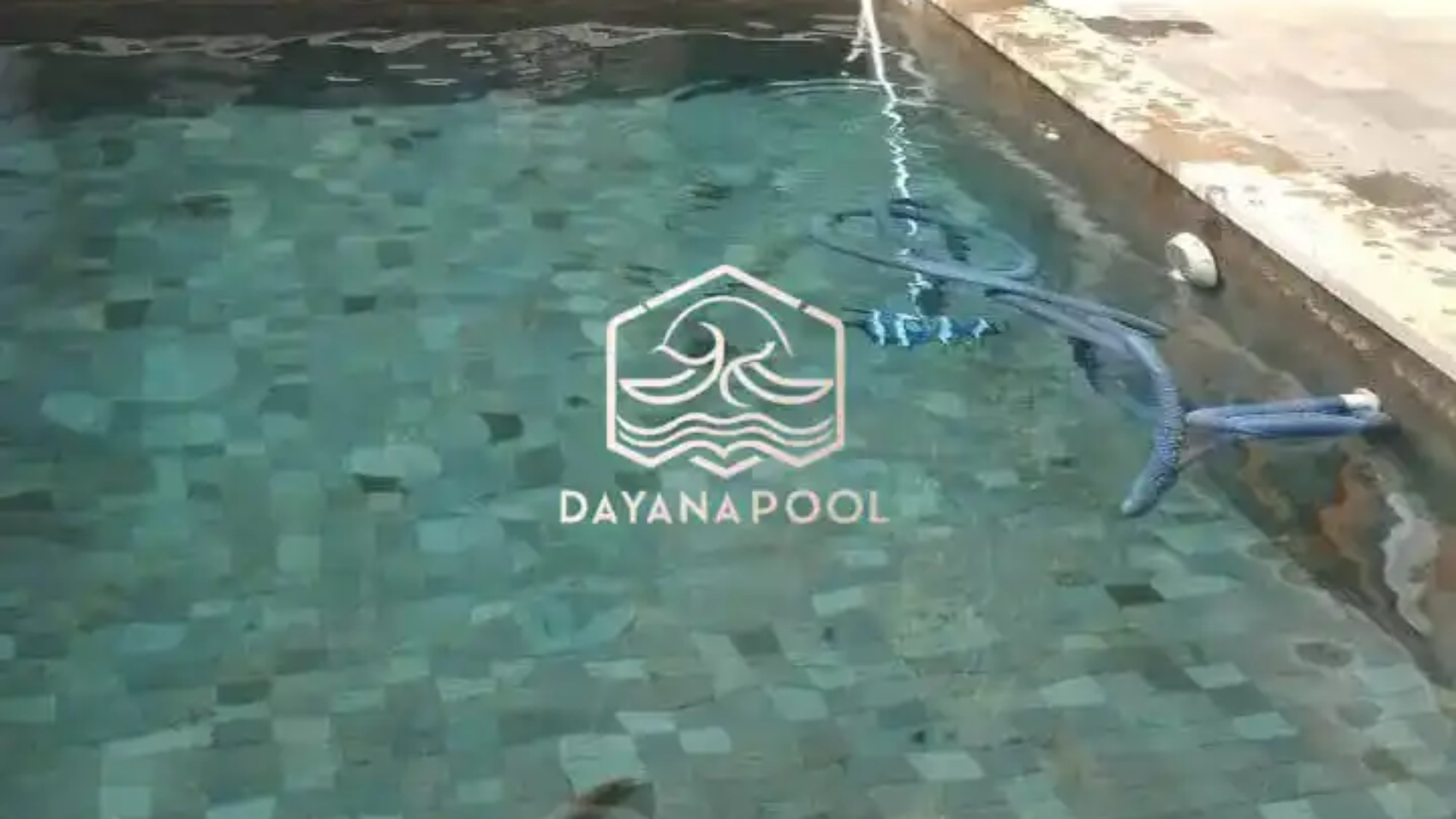 kolam renang yang airnya kurang terawat