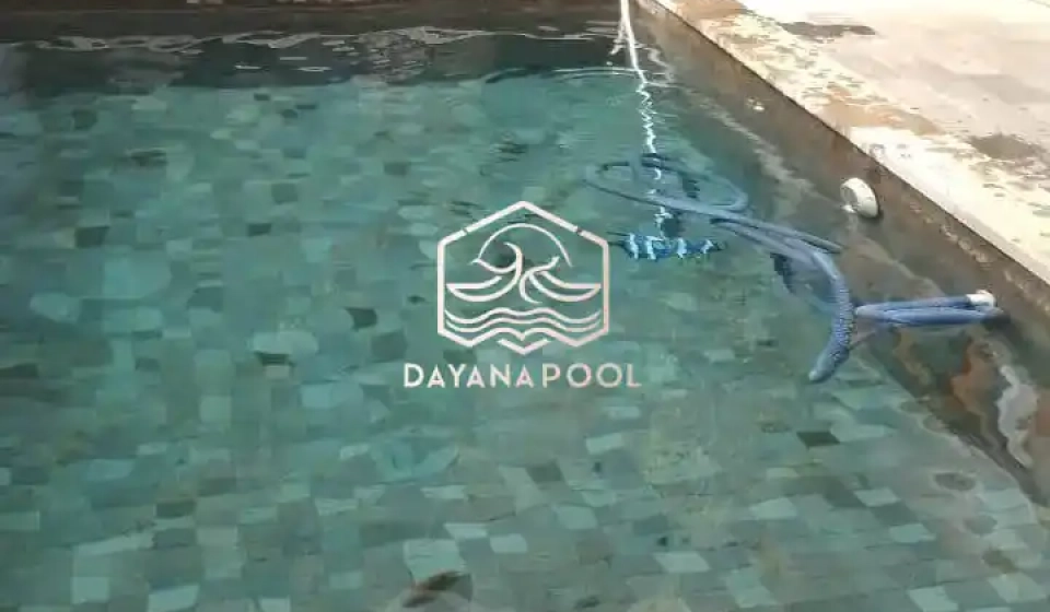 kolam renang yang airnya kurang terawat