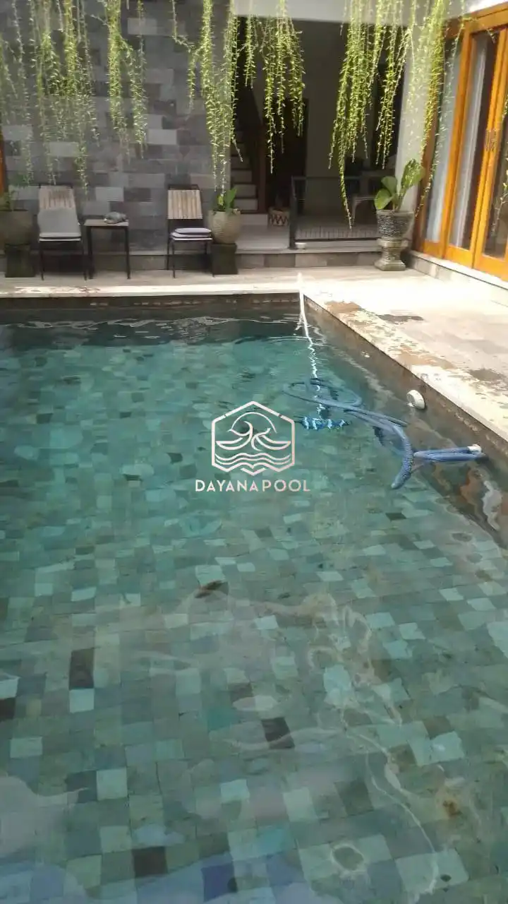 kolam renang yang airnya kurang terawat