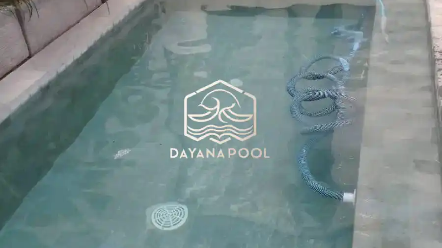 kolam renang yang airnya kurang terawat