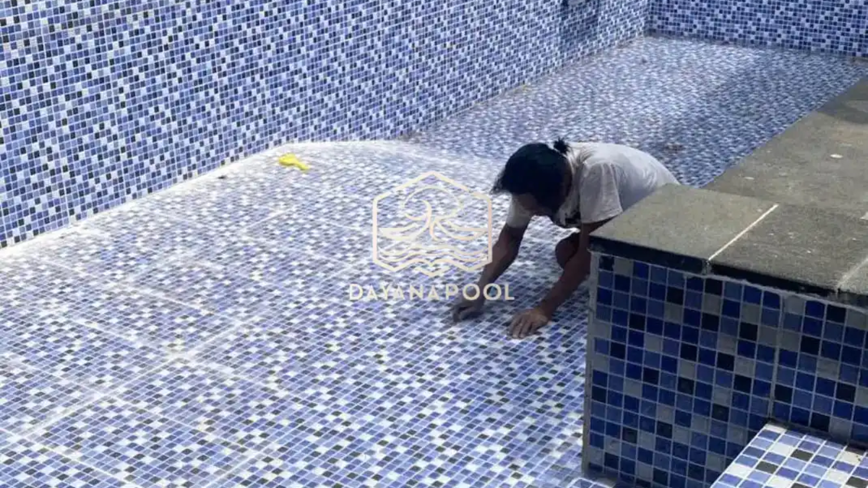 proses finishing kolam renang tahap pemasangan keramik