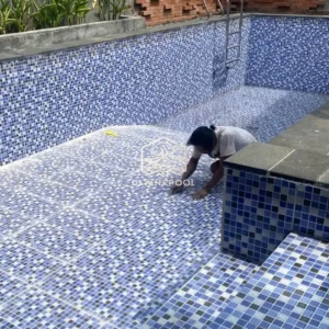 proses finishing kolam renang tahap pemasangan keramik