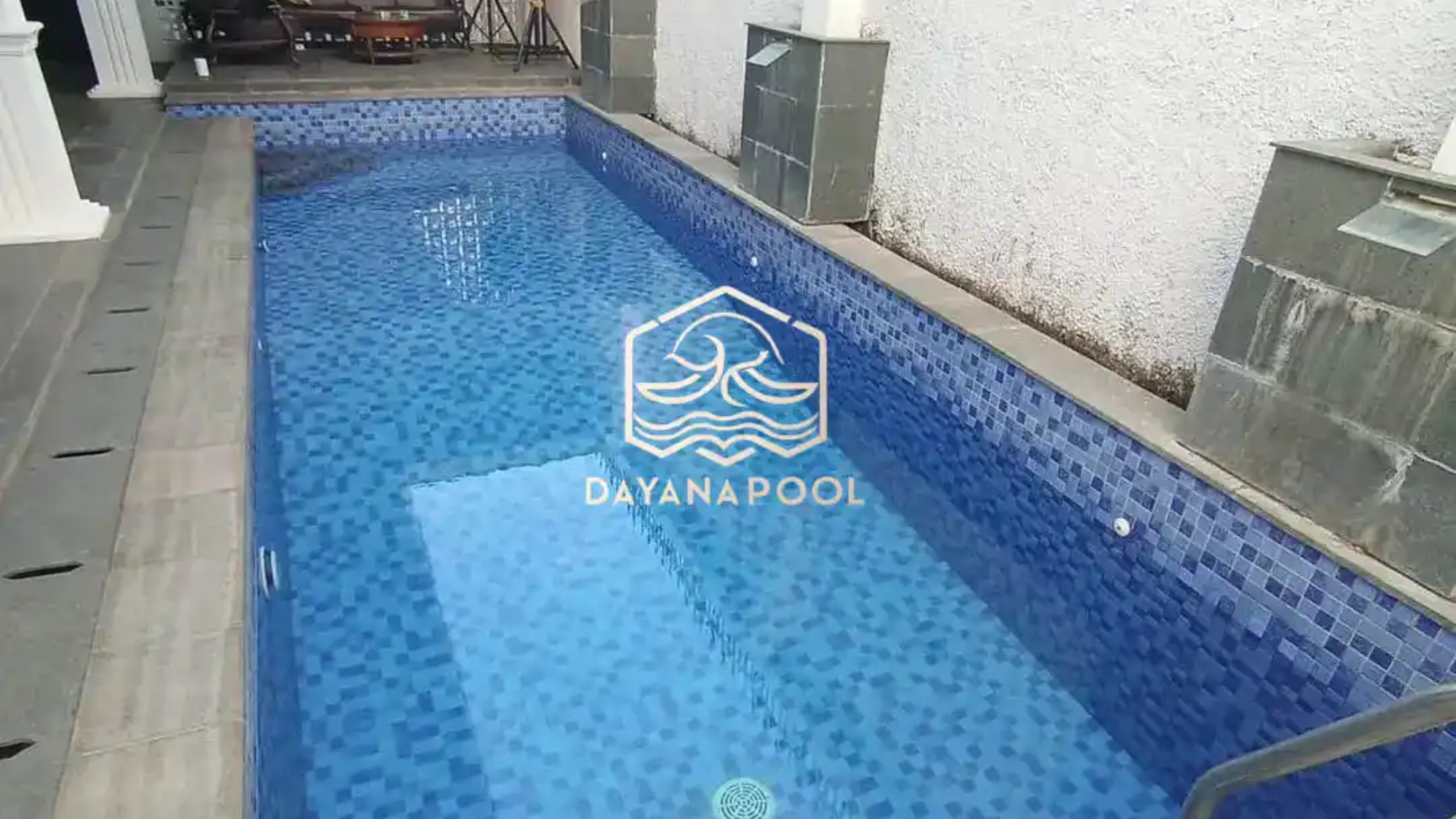 kolam renang overflow denagn finishing keramik