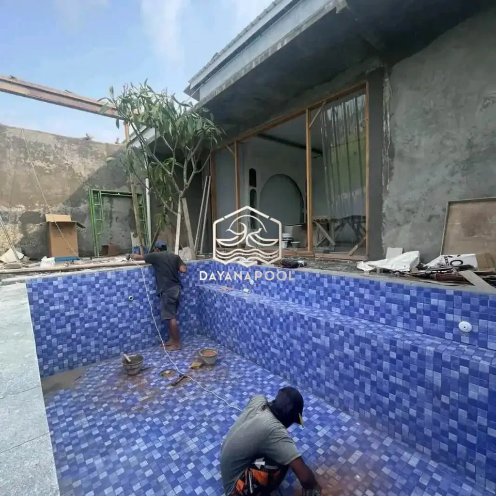 proses finishing kolam renang tahap pemasangan keramik