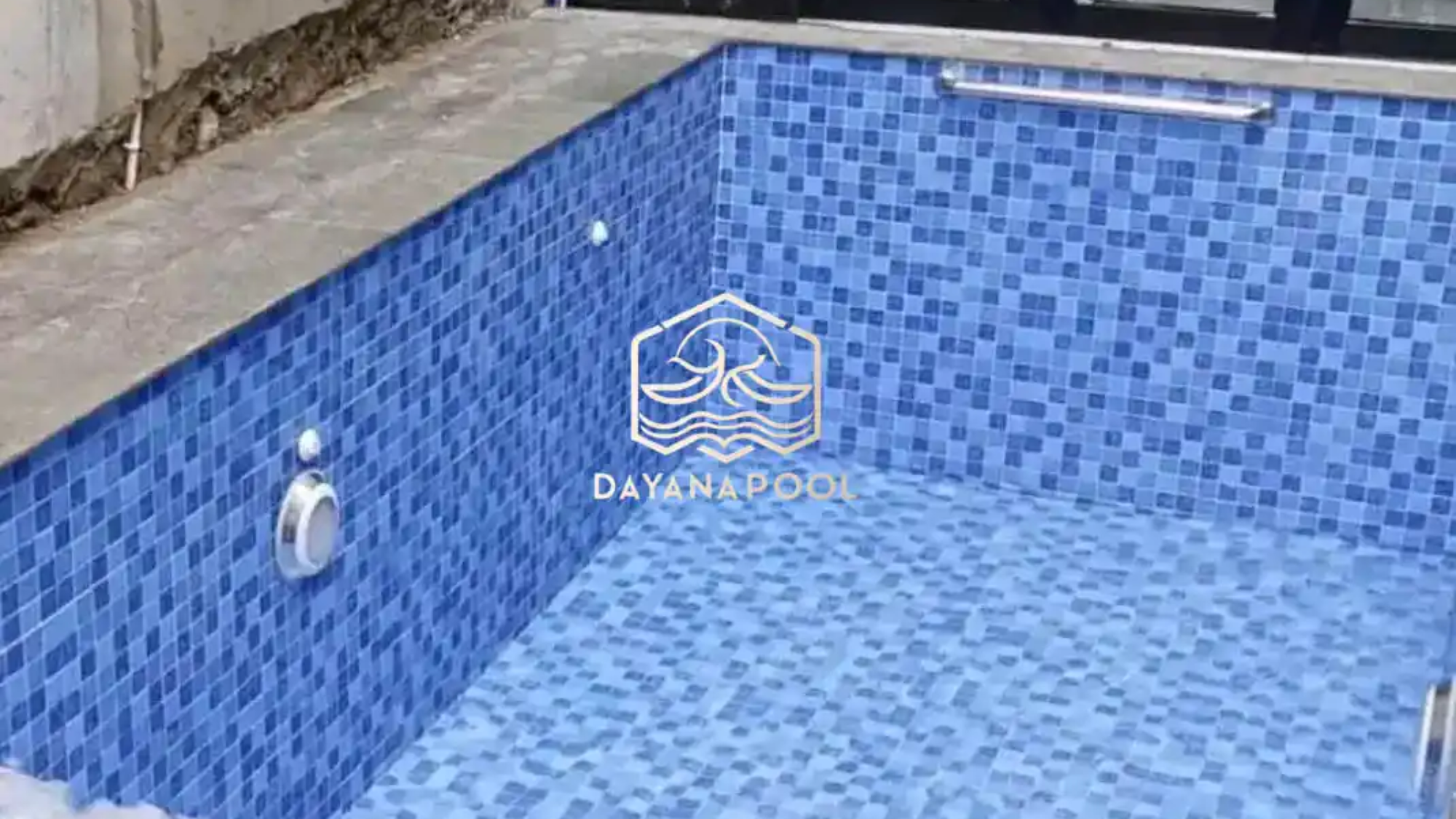 proses finishing kolam renang tahap pemasangan keramik