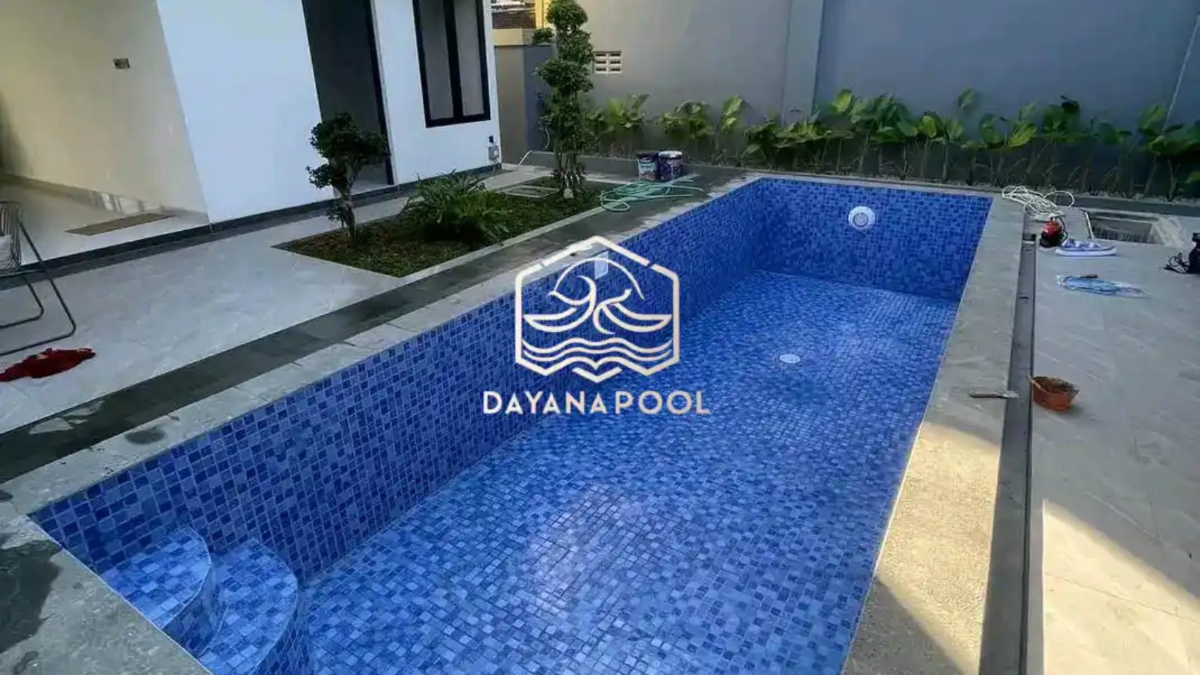 proses finishing kolam renang tahap pemasangan keramik