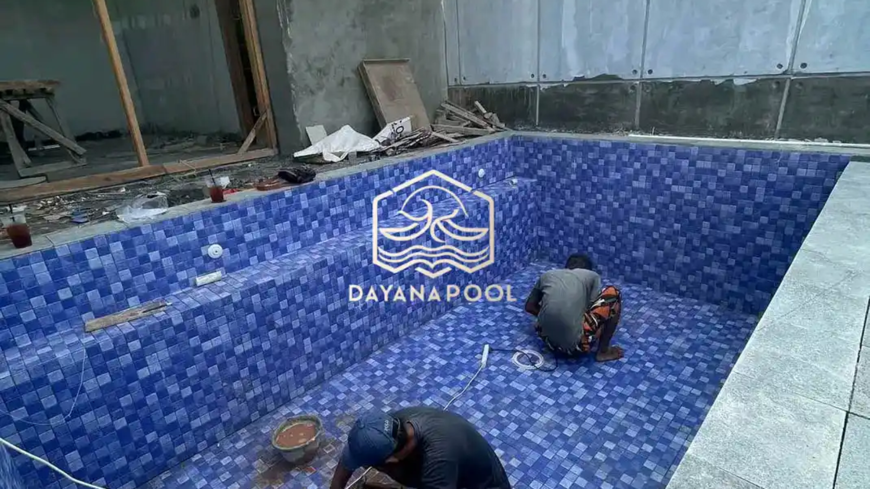 proses finishing kolam renang tahap pemasangan keramik