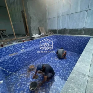 proses finishing kolam renang tahap pemasangan keramik