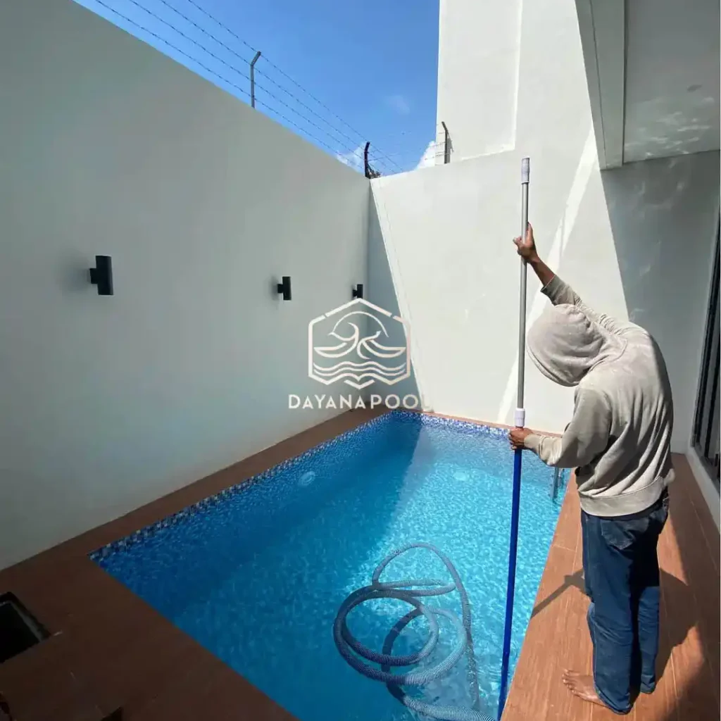 kolam renang yang airnya kurang terawat