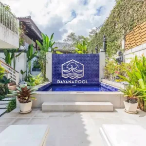 kolam renang overflow desain minimalis dengan finishing mozaik berwarna biru