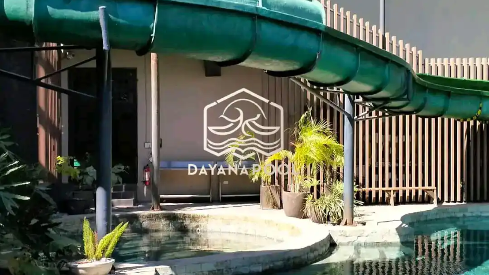 perosotan kolam renang