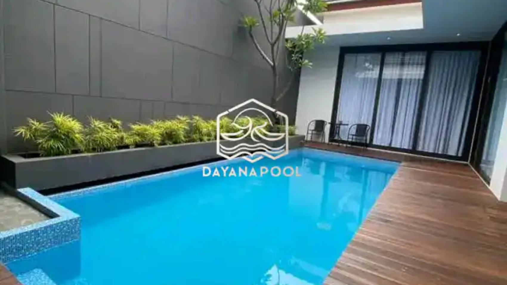 kolam renang skimmer desain minimalis dengan finishing mozaik berwarna biru