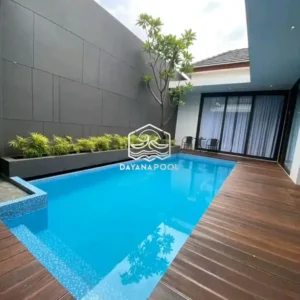 kolam renang skimmer desain minimalis dengan finishing mozaik berwarna biru