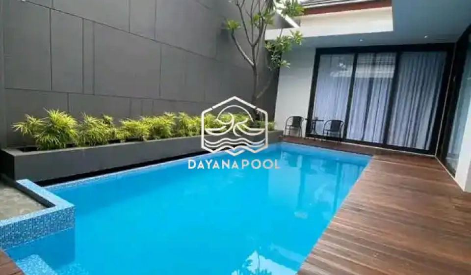 kolam renang skimmer desain minimalis dengan finishing mozaik berwarna biru