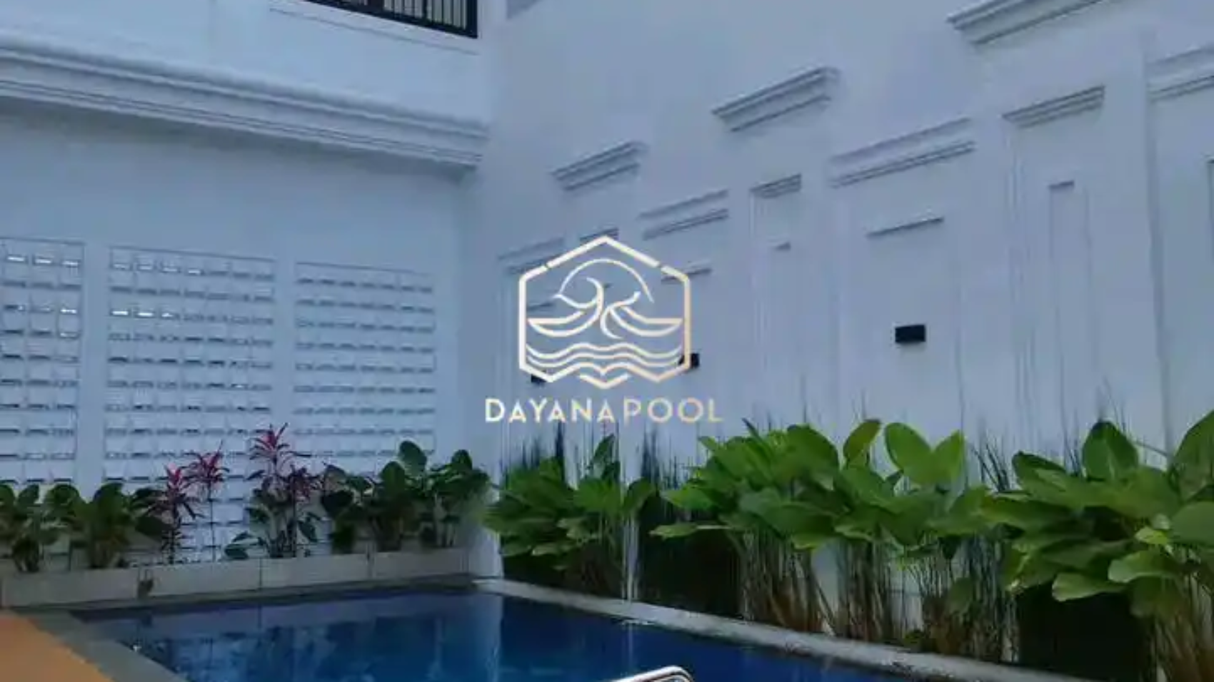kolam renang skimmer desain minimalis dengan finishing mozaik berwarna biru
