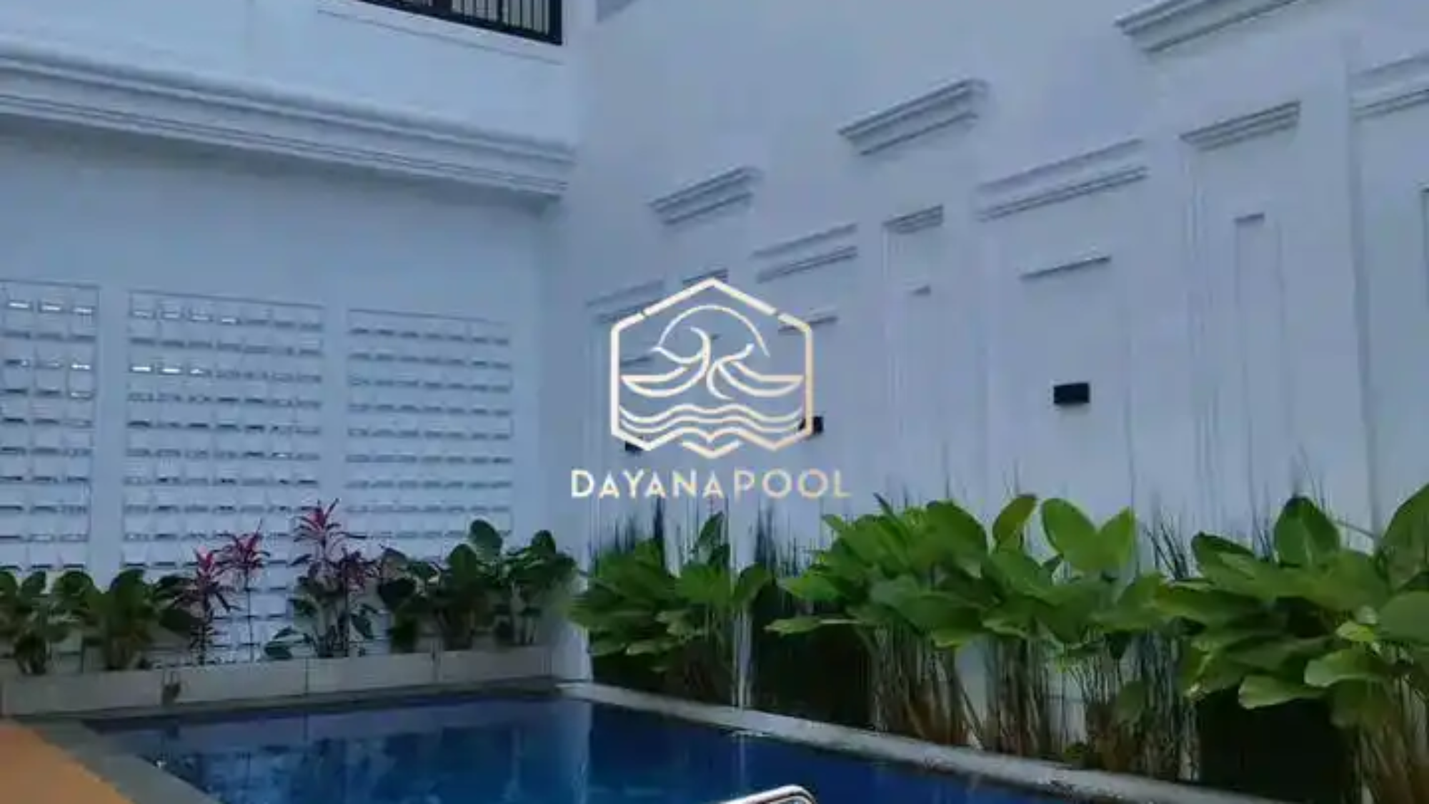kolam renang skimmer desain minimalis dengan finishing mozaik berwarna biru