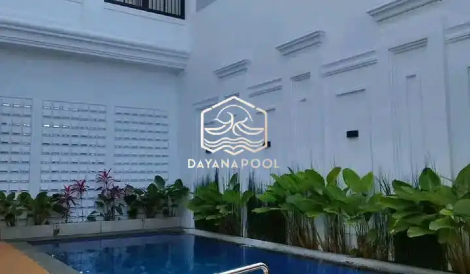 kolam renang skimmer desain minimalis dengan finishing mozaik berwarna biru
