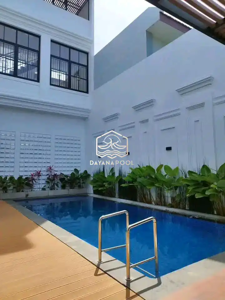 kolam renang skimmer desain minimalis dengan finishing mozaik berwarna biru