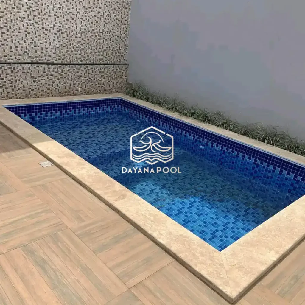 kolam renang skimmer desain minimalis dengan finishing mozaik berwarna biru