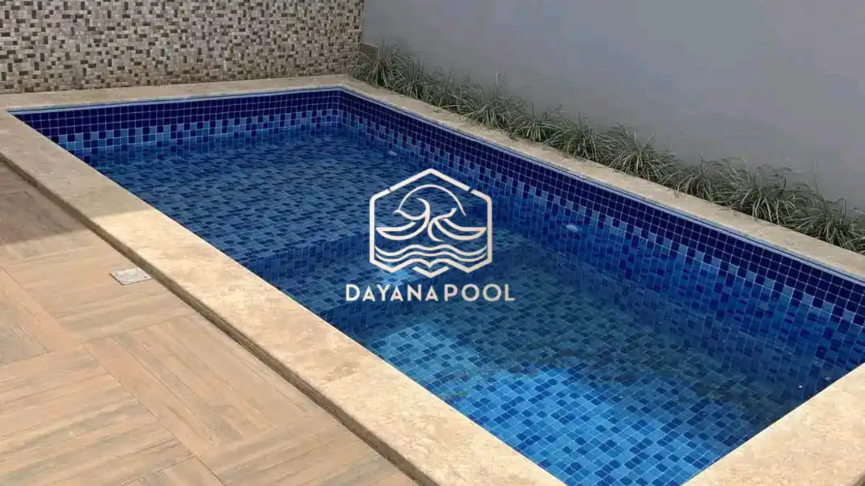 kolam renang skimmer desain minimalis dengan finishing mozaik berwarna biru