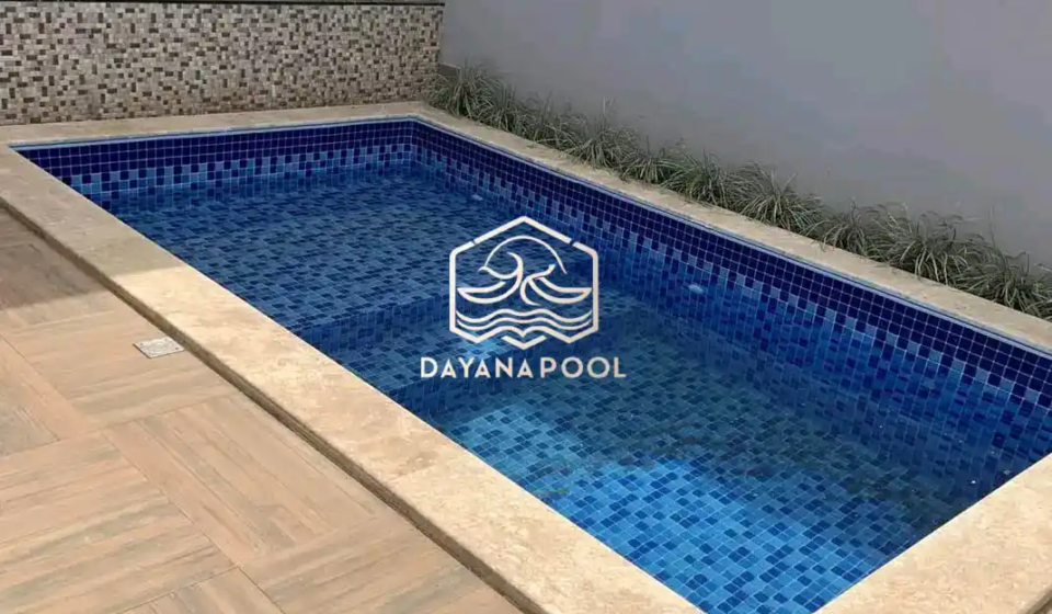 kolam renang skimmer desain minimalis dengan finishing mozaik berwarna biru
