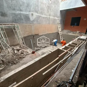 proses pemelesteran kolam renang