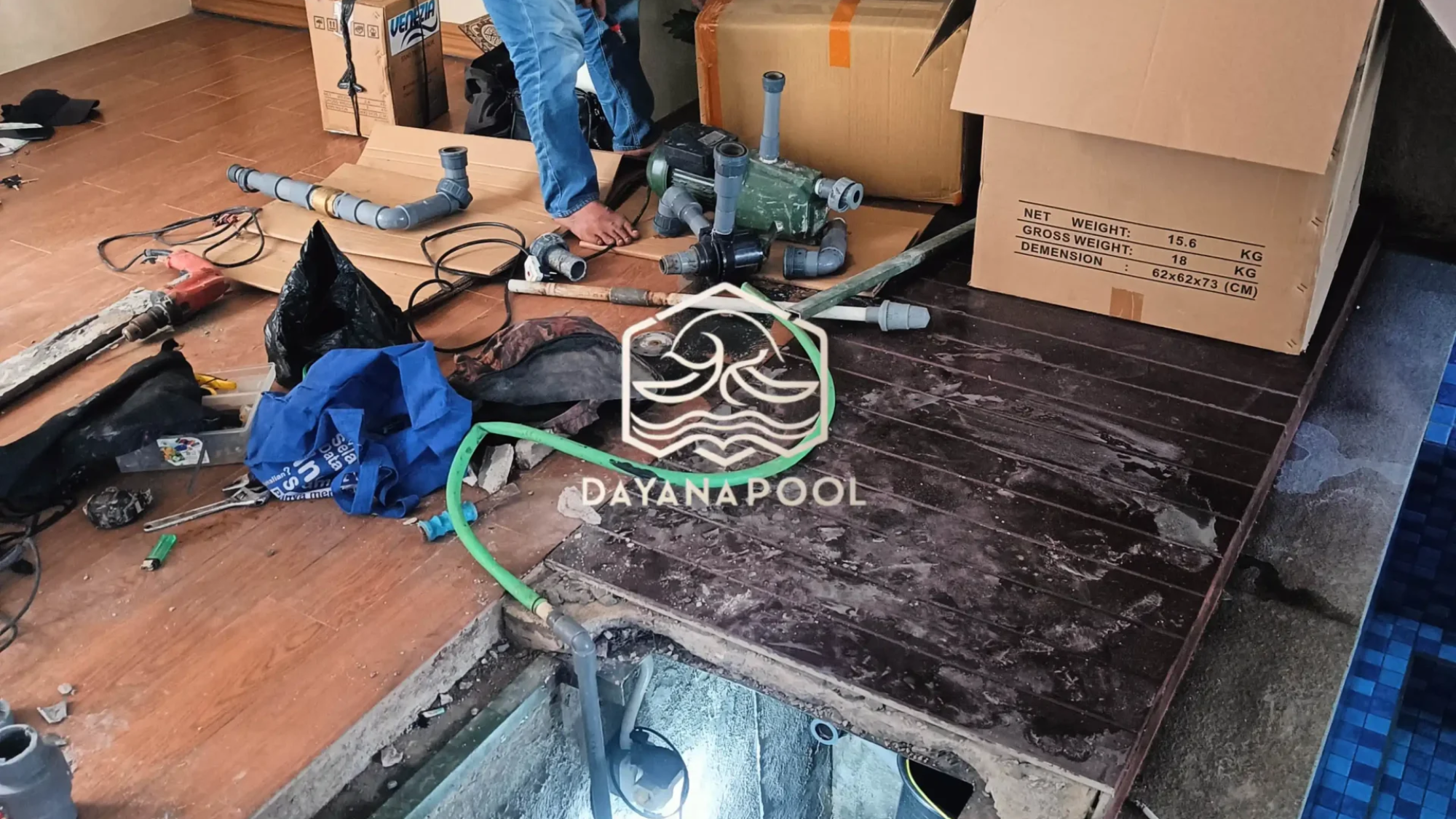 proses instalasi kolam renang di ruang mesin