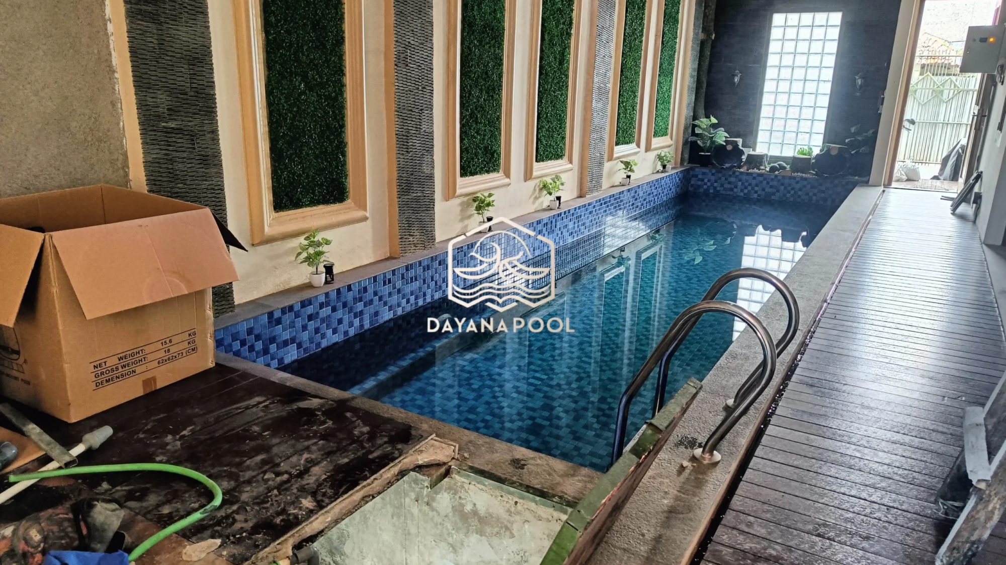 kolam renang skimmer desain minimalis dengan finishing mozaik berwarna biru
