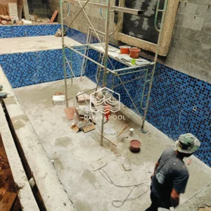 proses pemasangan finishing kolam renang oleh tim dayanapool