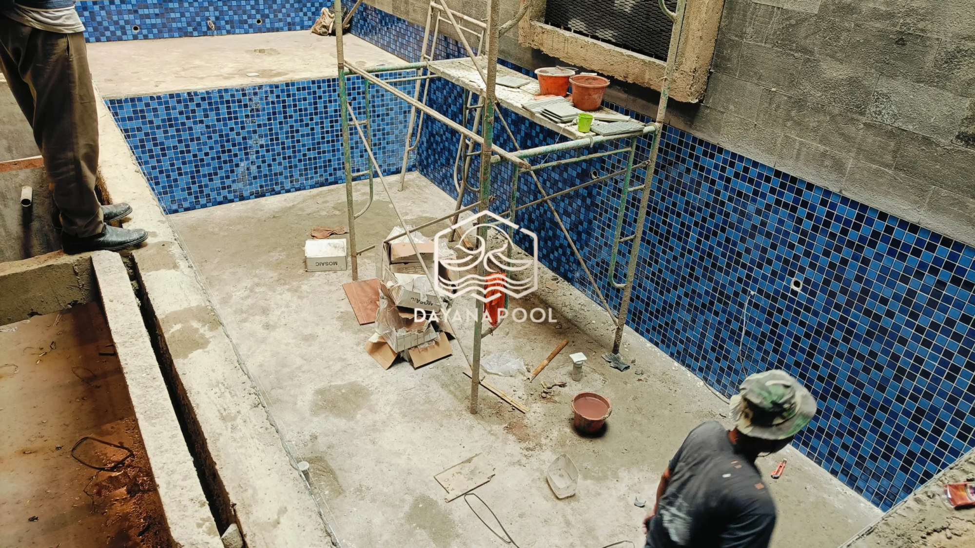 proses pemasangan finishing kolam renang oleh tim dayanapool
