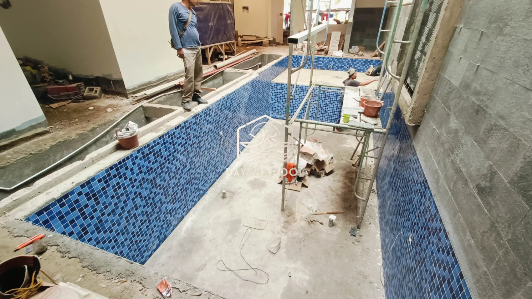 proses pemasangan finishing kolam renang oleh tim dayanapool