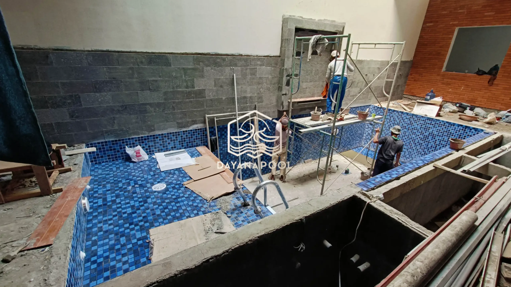 proses pemasangan finishing kolam renang oleh tim dayanapool