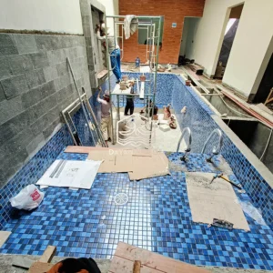 proses pemasangan finishing kolam renang oleh tim dayanapool