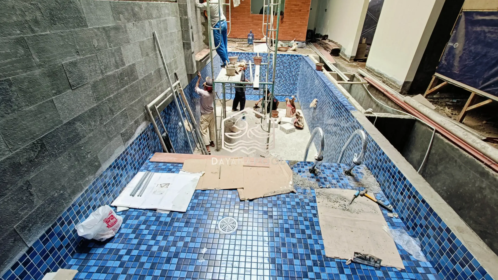 proses pemasangan finishing kolam renang oleh tim dayanapool