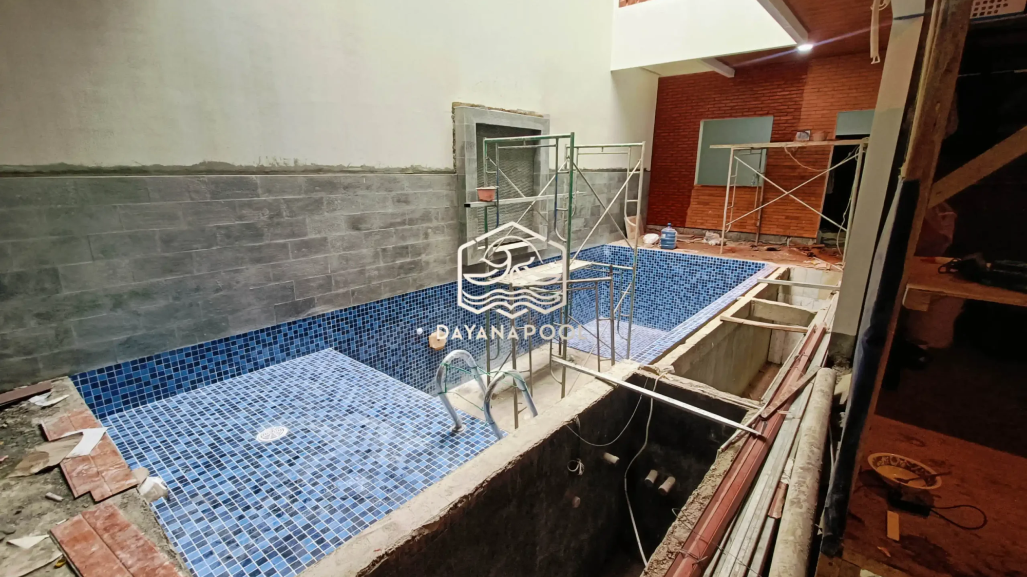 proses pemasangan finishing kolam renang oleh tim dayanapool