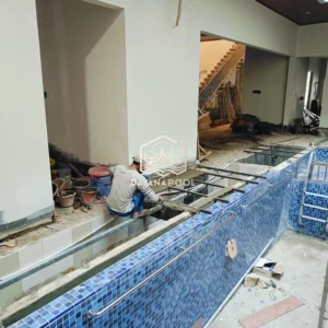 proses pemasangan finishing kolam renang oleh tim dayanapool