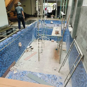 proses pemasangan finishing kolam renang oleh tim dayanapool