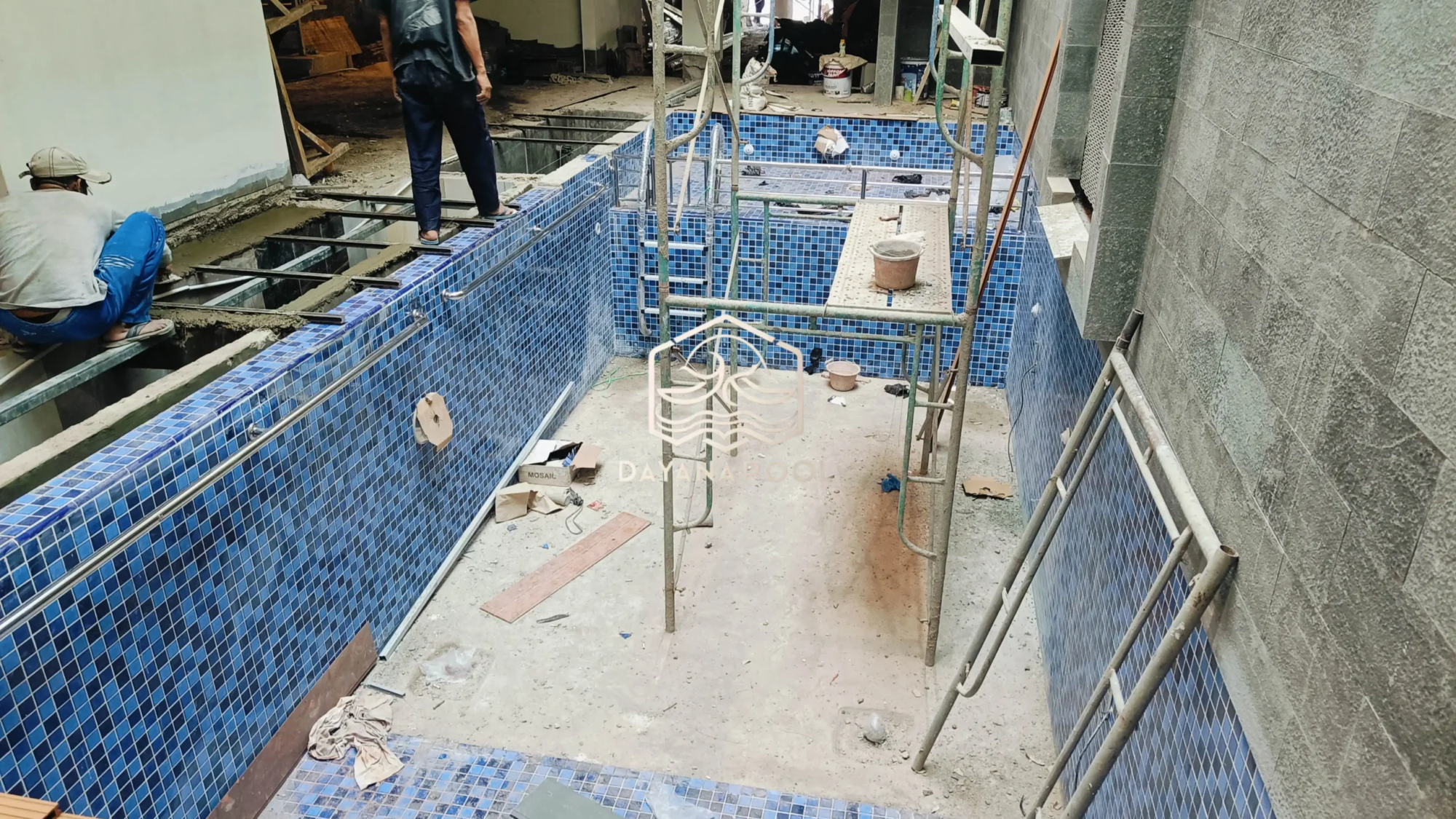 proses pemasangan finishing kolam renang oleh tim dayanapool
