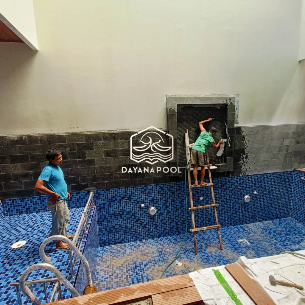 proses pemasangan finishing kolam renang oleh tim dayanapool