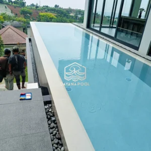 kolam renang overflow desain minimalis dengan finishing mozaik